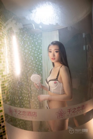 男人摸美女的胸